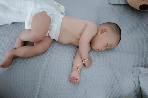 白城宝宝脚心出汗怎么回事